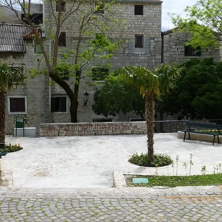 Gostinjska kuća Charming With Balcony Split