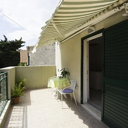 Gostinjska kuća Charming With Balcony Split