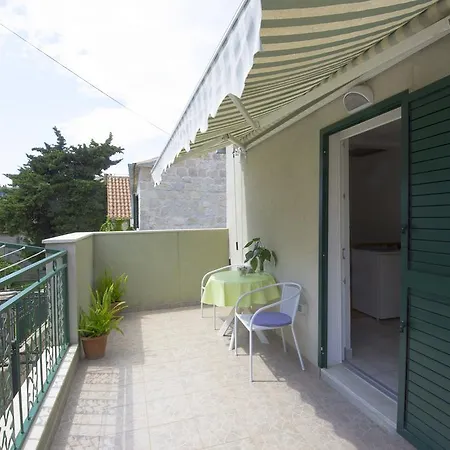 Gostinjska kuća Charming With Balcony 3*