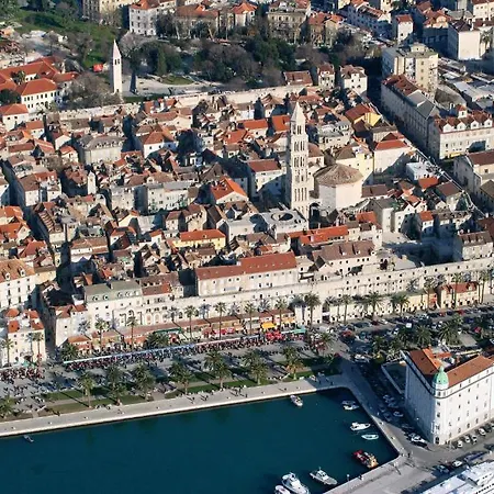 Charming With Balcony Gostinjska kuća