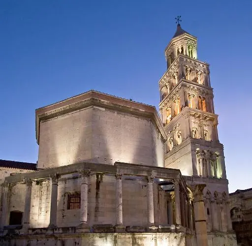 Charming With Balcony Split